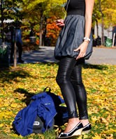 Teen Mädchen trägt enge Leggings