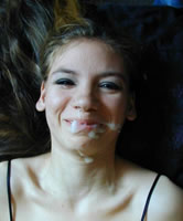 Jungem Mädchen ins Gesicht gewichst