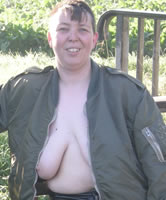 Trashy und hässliches Mannsweib mit Hängetitten