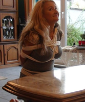 Ü-30 Frau Steffie ist sehr kitzelig