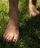 Uma wieder barfuß auf der Wiese am laufen