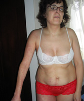 Ungeschminkte Ehefrau in Unterschwäsche und ihren Hot Pants