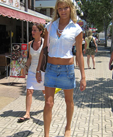 Deutsche Studentin trägt im Urlaub Jeans Minirock