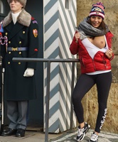 Flashing Vanessa in Adidas Tights und Sneakers