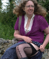 Verruchtes Weib draussen am Strapsen fummeln