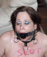 Versaute Hausfrau mit Ballgag angespritzt und privat aufgenommen