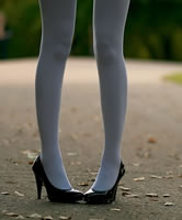 Weisse Strumpfhose, schwarze High Heels