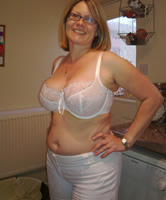 Privatfoto in weissen BH