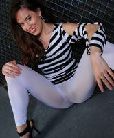 Brünette in weissen Tights