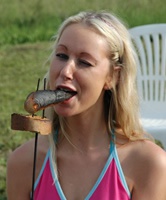 Junge Freundinnen haben Spaß in der Freizeit