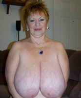 XXXL Möpse von korpulenter alter Großmutter