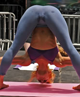 Yogapants Girl beim Yoga feucht an der Muschi