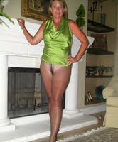 Zuhause in neuer Strumpfhose zeigen