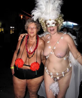 Wenn zwei geile alte Oma Weiber feiern