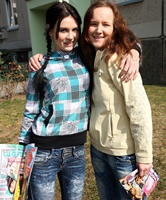 Zwei bineugierige Schulfreundinnen probieren Sex