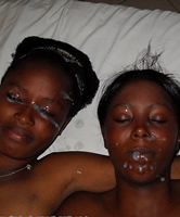 Zwei schwarzen Girls privat das Gesicht besamt